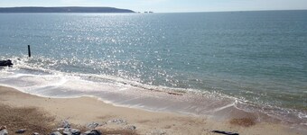 Beaches Studio ist in einer fabelhaften Lage mit Blick auf die Shingle Bank und Iow