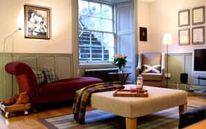 TV, lettore DVD, libri, videoteca