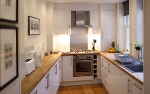 Fridge, oven, stovetop, dishwasher