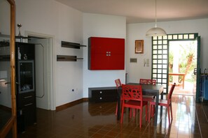 Dining - Villa Schirinzi 100 meters from the beach   (San Pietro In Bevagna)