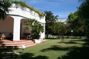 Property grounds - Villa Schirinzi 100 meters from the beach   (San Pietro In Bevagna)