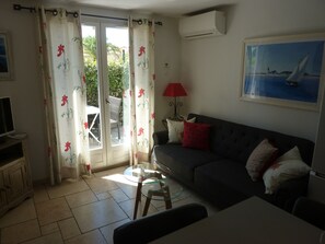 Televisión de pantalla plana, reproductor de DVD y estéreo