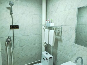Triple Room | Bathroom | Shower, free toiletries, hair dryer, slippers