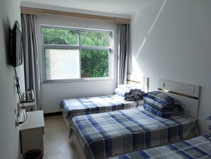 Triple Room | Desk, blackout drapes, free WiFi - Pingshun Fuya Fengqing Hotel (Changzhi)