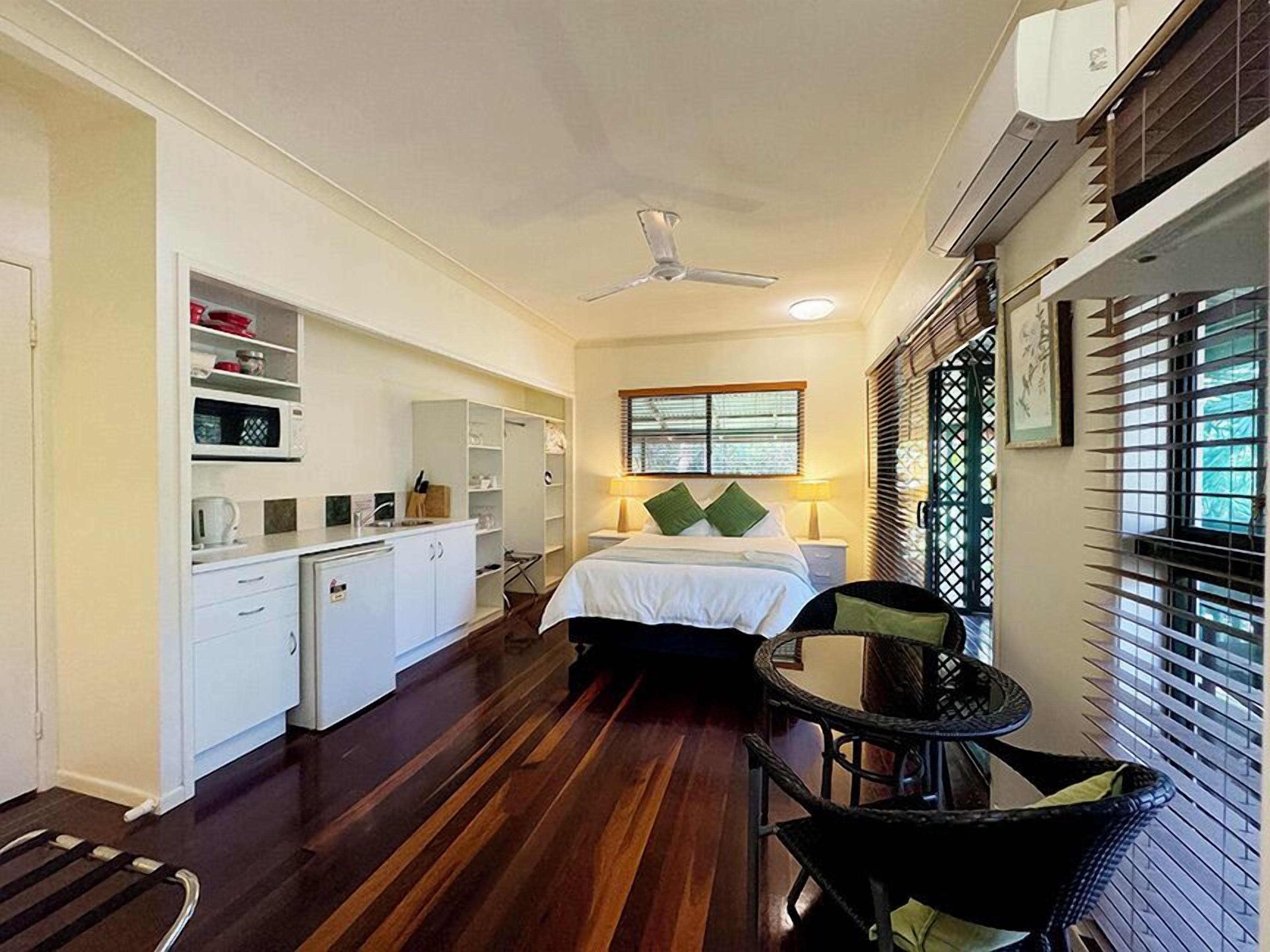 Double Room | Minibar, iron/ironing board, WiFi (free)