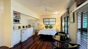 Double Room | Minibar, iron/ironing board, WiFi (free)