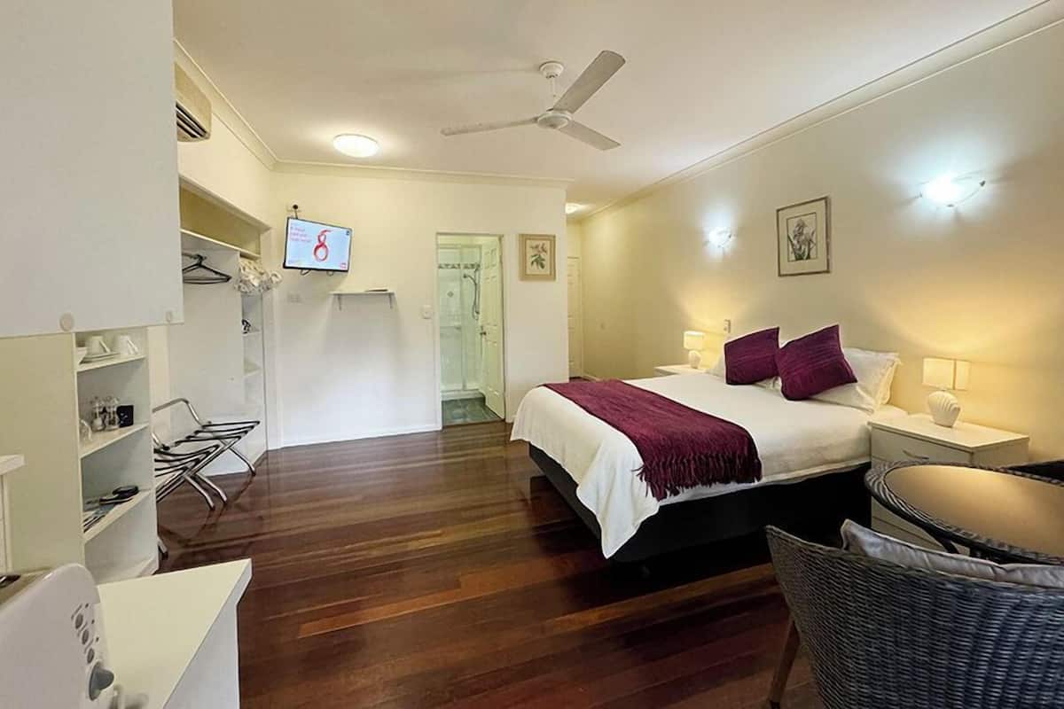 Double Room | Minibar, iron/ironing board, free WiFi