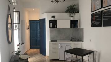 Fridge, stovetop, coffee/tea maker, electric kettle