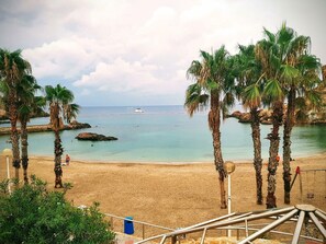 Chaises longues, serviettes de plage