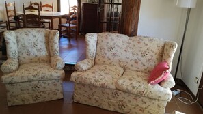 Tv, dvd-spelare och böcker