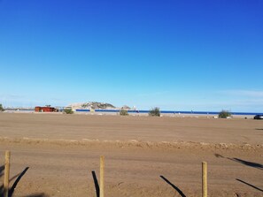 Una spiaggia nelle vicinanze