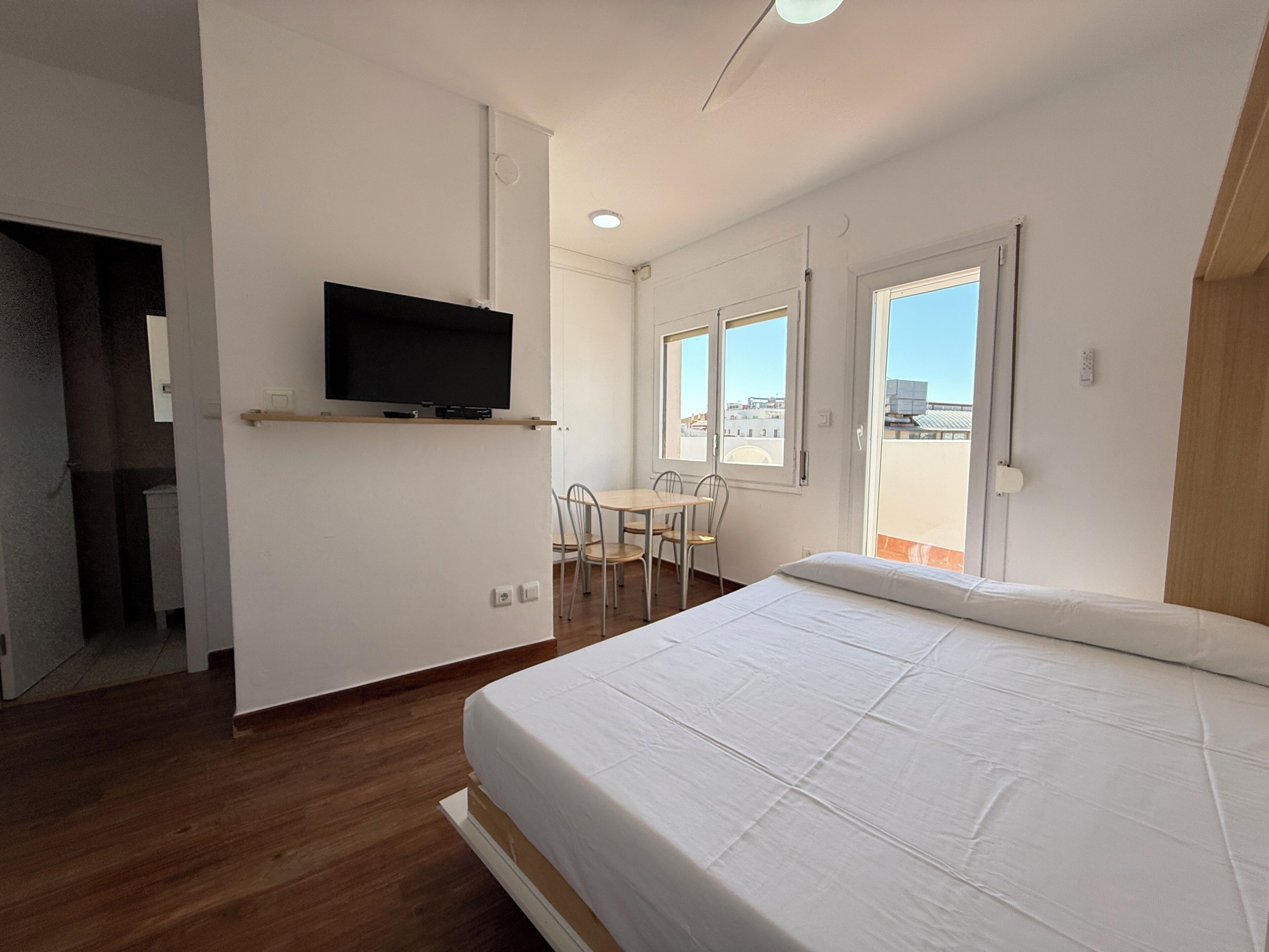 1 chambre, fer et planche à repasser, Wi-Fi gratuit, draps fournis