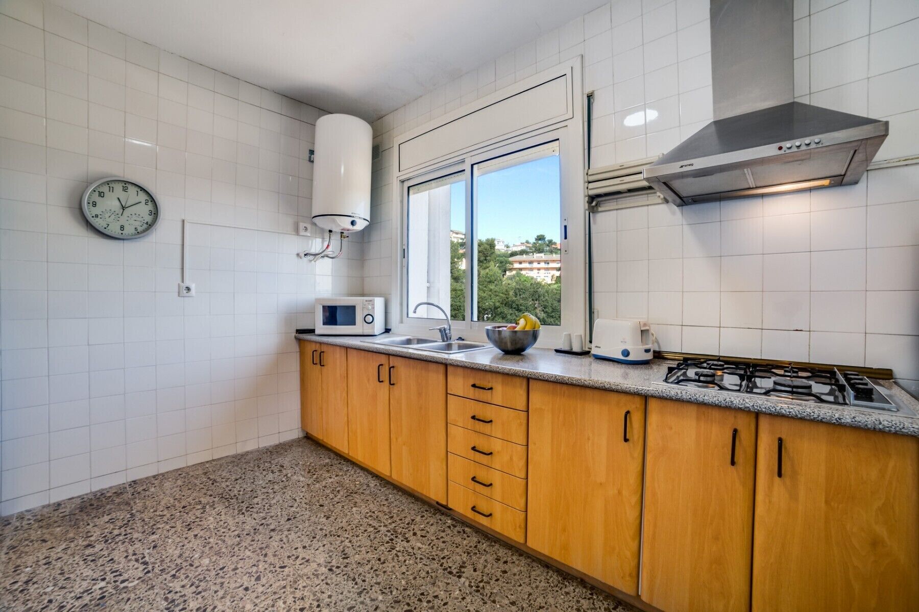 Jääkaappi, mikroaaltouuni, uuni, astianpesukone