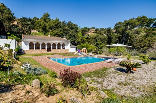Villa 20 pax avec grande piscine privée, jardin et barbecue, cuisine et salle à manger extérieures. 10 chambres. Wifi gratuit. Vivalidays Villa Genis.