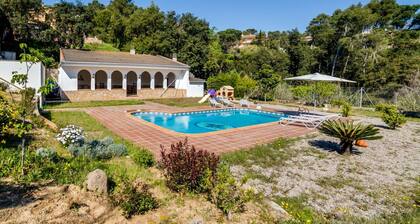 Villa 20 pax with large private pool, garden and barbecue. Outdoor kitchen and dining room. 10 bedrooms. Free WIFI. Vivalidays Villa Genis.