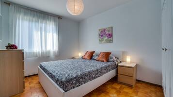 10 bedrooms, iron/ironing board, free WiFi, bed sheets