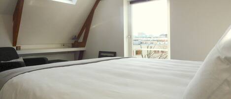 2 chambres, bureau, fer et planche Ă repasser, lit parapluie