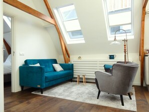 テレビ、書庫、書斎 / ワークスペース