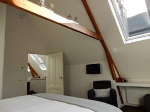 2 slaapkamers, een bureau, een strijkplank/strijkijzer, reisbedje