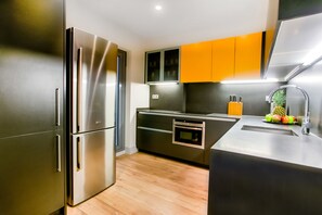 Een microgolfoven, een vaatwasser, een koffiezetapparaat/waterkoker