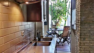 Een koelkast, een magnetron, een oven, een kookplaat