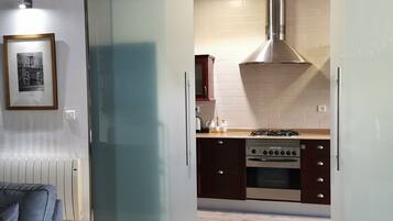 Een koelkast, een magnetron, een oven, een kookplaat