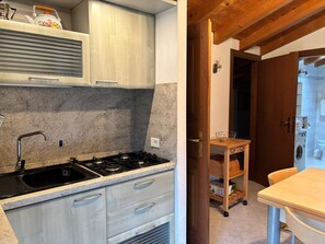 Kühlschrank, Wasserkocher mit Kaffee-/Teezubehör