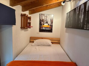 1 bedroom, bed sheets