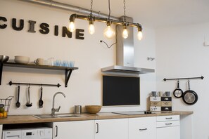 Een koelkast, een microgolfoven, een kookplaat