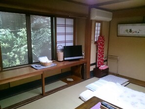 Traditional-Zweibettzimmer (Japanese-Style-LateCheckInMUSTdeclare) | Verdunkelungsvorhänge, Bügeleisen/Bügelbrett, kostenloses WLAN