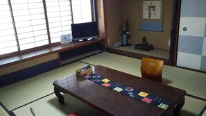 Habitación triple tradicional (Japanese-Style-LateCheckInMUSTdeclare) | Cortinas opacas, tabla de planchar con plancha, wifi gratis