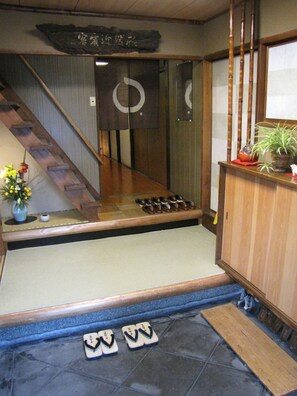 Interior entrance - Ryokan Nakajimaya (Kyoto)