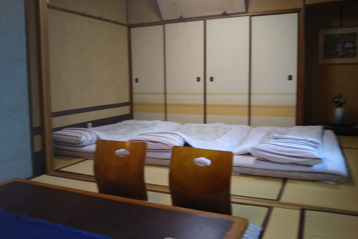 Traditionele driepersoonskamer (Japanese-Style-LateCheckInMUSTdeclare) | Verduisterende gordijnen, een strijkplank/strijkijzer, gratis wifi