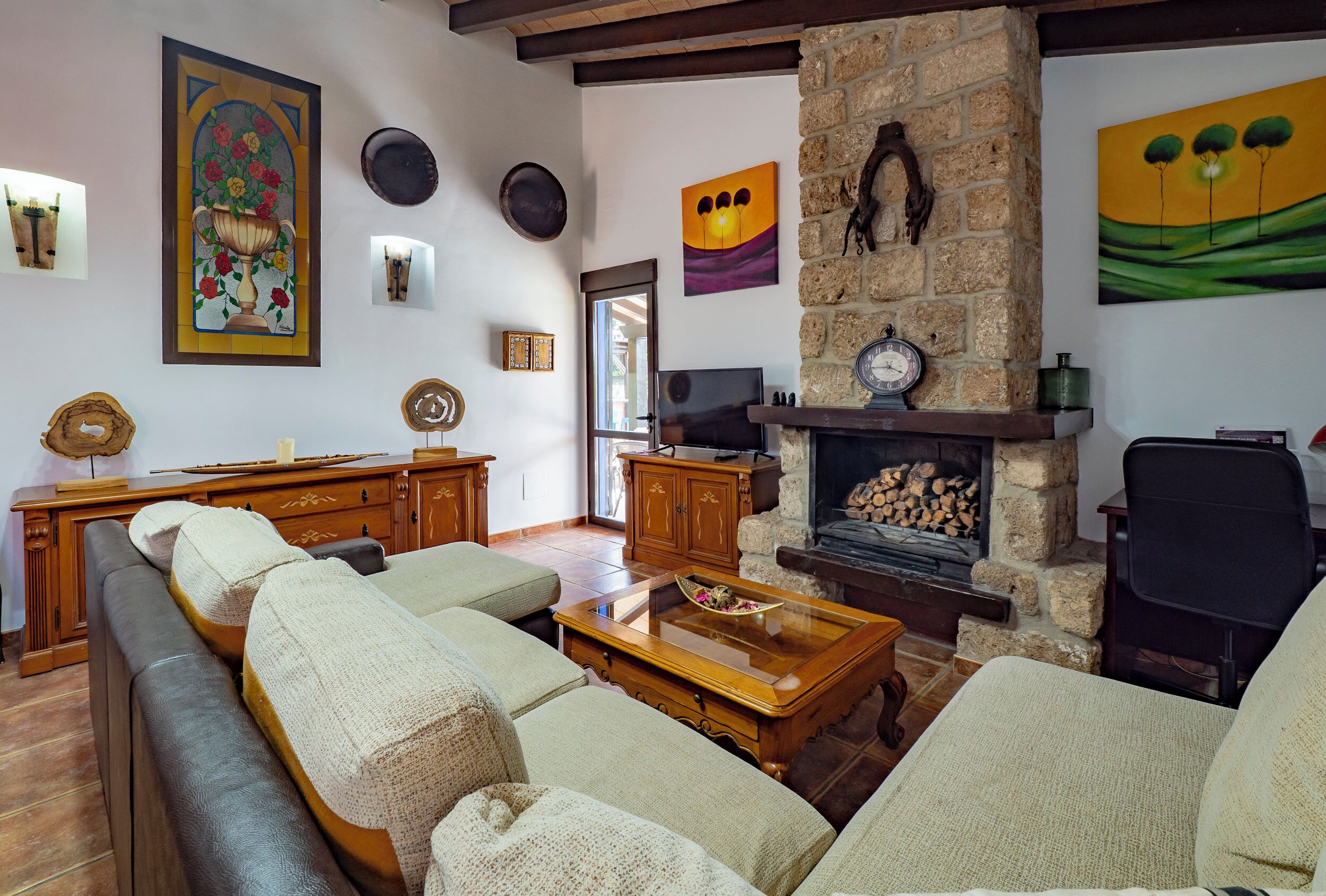 Älytelevisio, takka, kirjoja