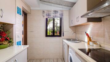 Een koelkast, een magnetron, een oven, een kookplaat