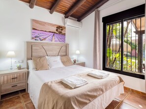 3 slaapkamers, een bureau, een strijkplank/strijkijzer, reisbedje