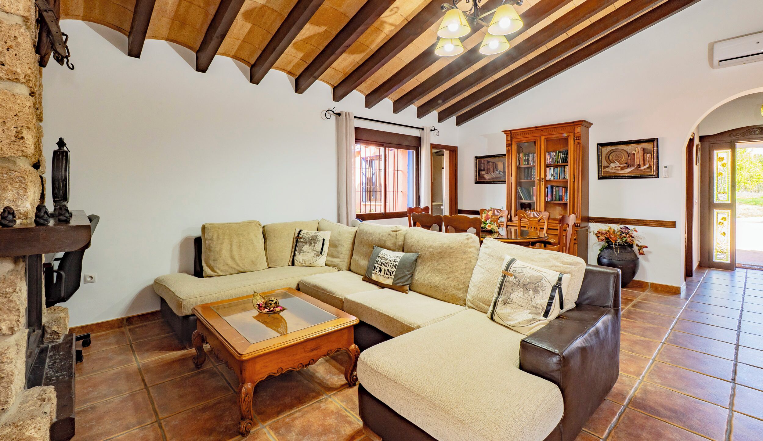 TV connectée, cheminée, livres