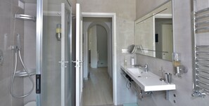 Ducha y bañera combinadas, secador de pelo y toallas