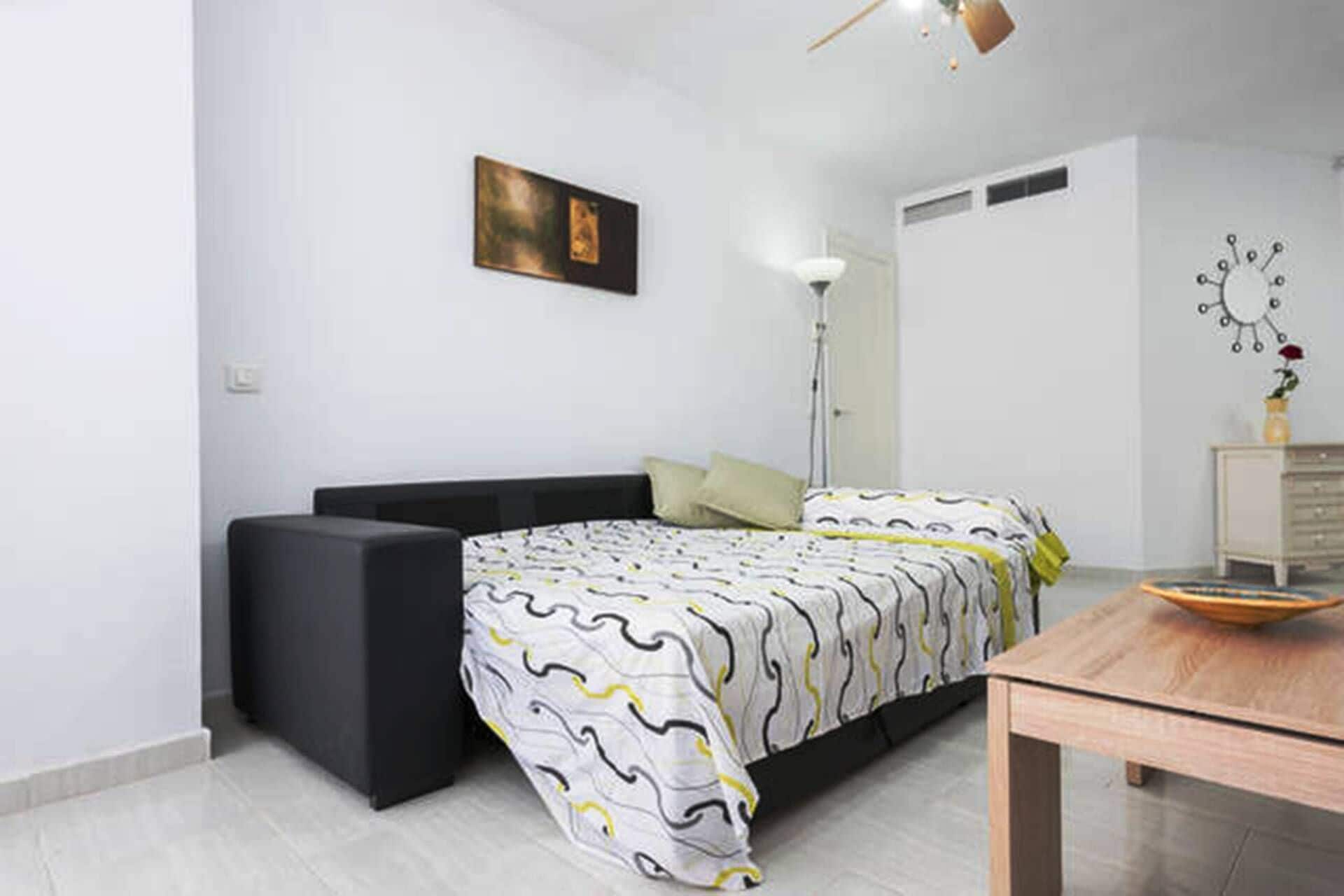 2 chambres, fer et planche à repasser, lit de bébé portatif
