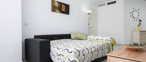 2 chambres, fer et planche à repasser, lit de bébé portatif