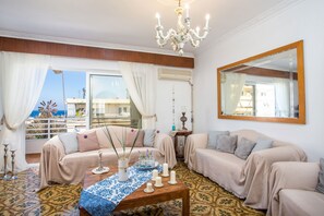 Fernseher, DVD-Player, Bücher, Stereoanlage