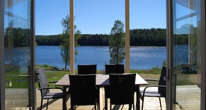 Lujosa Stuga en un lago tranquilo con acceso privado al lago, sauna y muelle.