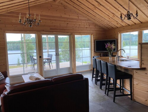 Luxurious Stuga on a tranquil lake with private lakeside access, sauna and dock