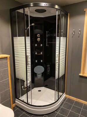 Een douche, een haardroger, handdoeken, zeep