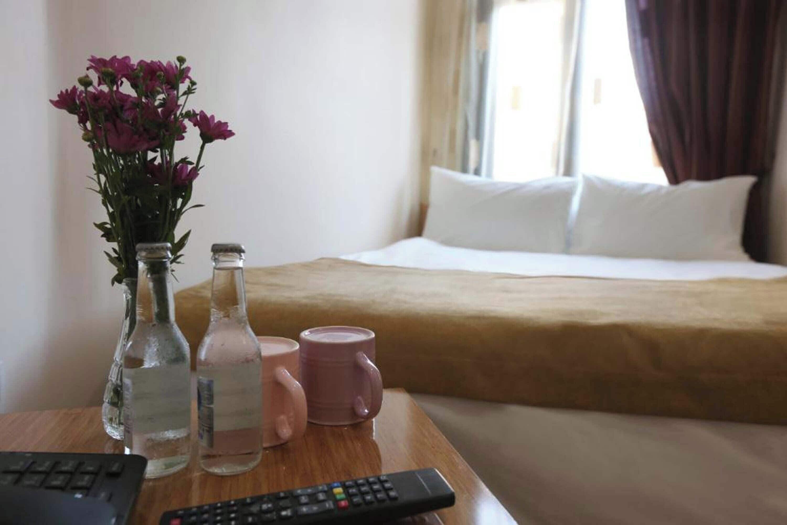 Minibar, coffres-forts dans les chambres, rideaux occultants