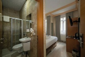 Shower, free toiletries, hair dryer, slippers - Taksim Maxwell Hotel (Istanbul)
