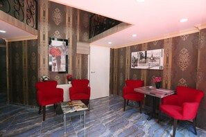 Lobby sitting area - Taksim Maxwell Hotel (Istanbul)