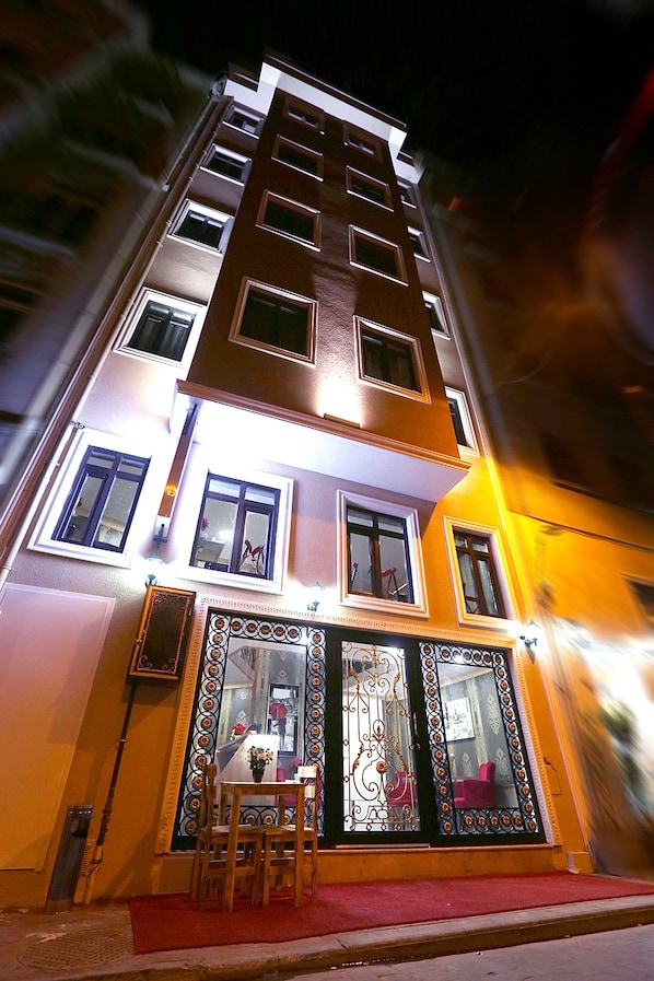 Front of property - evening/night - Taksim Maxwell Hotel (Istanbul)
