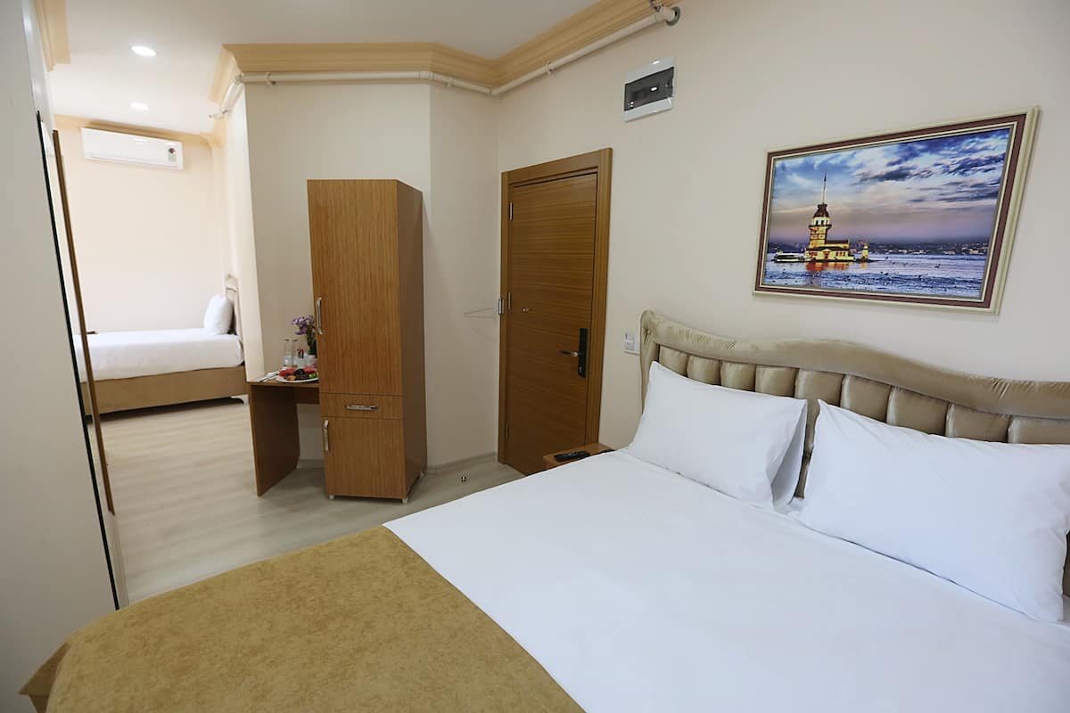 Deluxe Triple Room | Minibar, in-room safe, blackout drapes, soundproofing