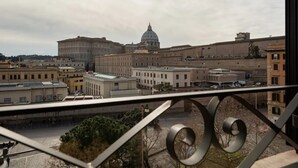 Une vue urbaine mettant en valeur un imposant dôme, vraisemblablement celui d’un bâtiment historique ou important, entouré de divers autres bâtiments.